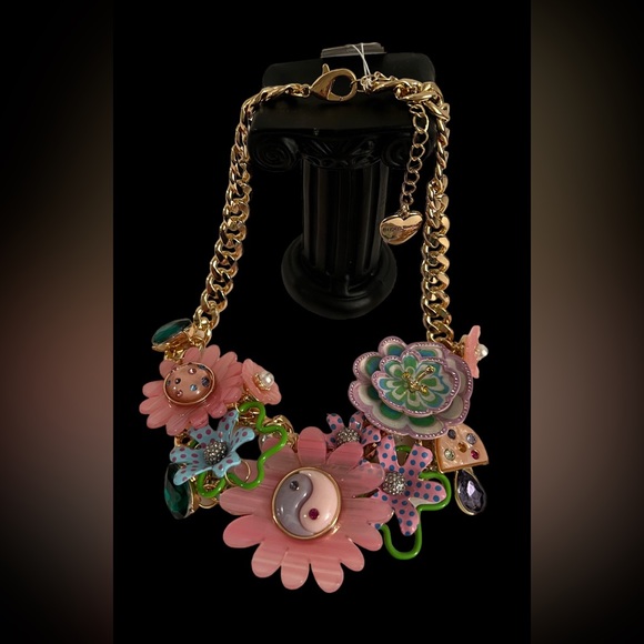 New BETSEY JOHNSON ENCHANTED DRAMA STATEMENT NECKLACE PASTEL MULTI - Picture 8 of 16